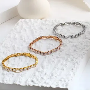 Driekleurige tennisarmbanden met ovale zirkoon op een witte natuurstenen ondergrond