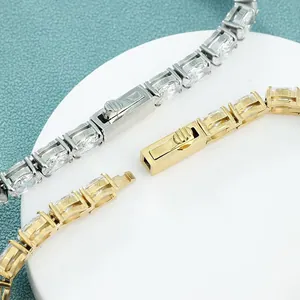 Gros plan de bracelets tennis en or et argent avec zircons ovales et fermoir de sécurité