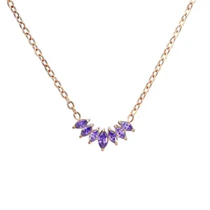 Makro-Detail der roségoldenen Kette mit sieben lila Steinen im Marquise-Schliff-Design