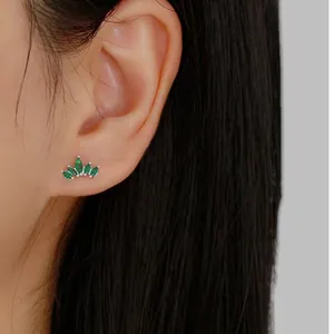 Boucles d'oreilles luxe en argent avec zircons verts en forme de feuille sur mannequin