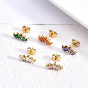 Vue macro de boucles d'oreilles épi de blé plaquées or serties de zircons colorés