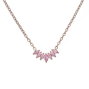 Detail der Roségold-Halskette mit fächerförmigem Anhänger und rosa Marquise-Steinen