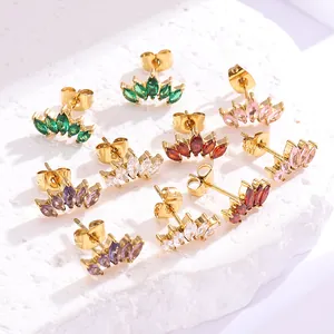 Gros plan de boucles d'oreilles épi de blé dorées avec cinq zircons de couleur marquise