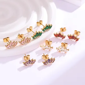 Détail de boucles d'oreilles couronne en forme d'épi avec zircons colorés variés