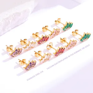Détail de boucles d'oreilles en acier doré 18K avec des pierres en zircon marquise