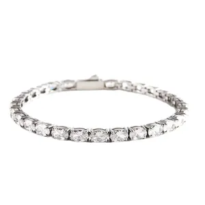 316L titaniumstalen tennisarmband met ovale zirkonia steentjes op witte achtergrond