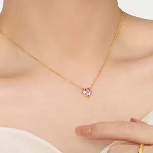 Titanium stalen ketting met roze hart zirkoon hanger getoond op een model nek