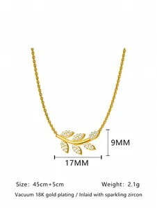 Détail du pendentif feuille en or avec zircones et spécifications de la chaîne 45+5cm