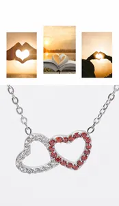 Dettaglio della collana a cuore intrecciato con zirconi bianchi e pendente rubino rosso
