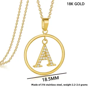 Detalle de collar de acero inoxidable chapado en oro de 18K con colgante de letra A