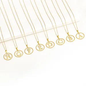 Collares con colgantes de letras doradas con circonitas y marcos circulares de moda