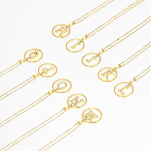 Elegantes collares con colgante de letra dorada y circonitas en finas cadenas en O