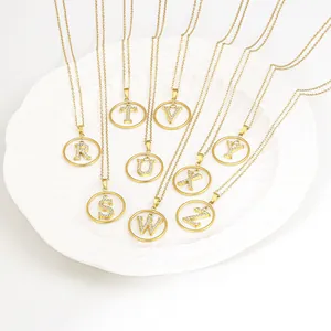 Primer plano de colgantes de letras doradas R-Z con diamantes de imitación en cerámica