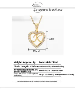 Détail macro du pendentif cœur doré avec lettre K et zircon sur chaîne en acier titane