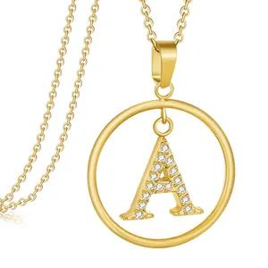 Elegante collar dorado con colgante circular y letra A adornada con cristales finos