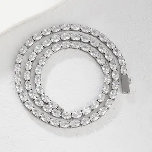 Detalle de collar tennis de circonitas ovaladas con cierre de caja de seguridad