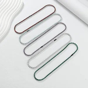 Detalle que muestra varios collares tennis de circonitas en colores con brillo plata