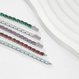 Primer plano de pulseras tennis con circonitas ovales en varios colores brillantes