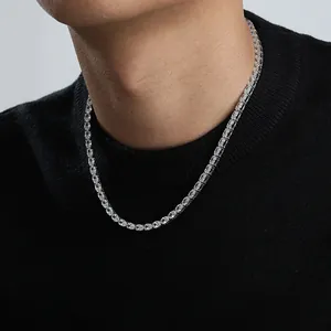Primer plano detallado de un collar tennis de circonitas en modelo con piedras ovales