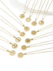 Detailweergave van diverse gouden titanium stalen kettingen met ronde zirkonia hangers