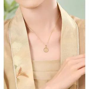 Elegante 18K vergulde titanium ketting met Hamsa-hanger en sprankelende kristallen