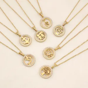 Detailopname van gouden titanium stalen hangers met kristallen en diverse ronde patronen