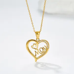 Detail van een gouden hartjesketting met Mom-hanger en sprankelende zirkonia-accenten