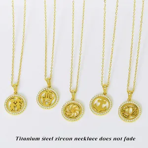 Gouden titanium stalen kettingen met diverse ronde zirkonia hangers op witte basis