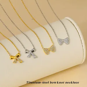 Nahaufnahme von Titanstahl-Schleifen-Halsketten in Gold und Silber mit Zirkonia-Details