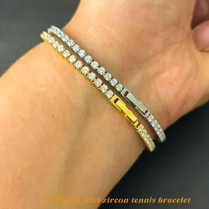 Gros plan d'un bracelet tennis en acier titane avec zircone et fermoir de haute qualité