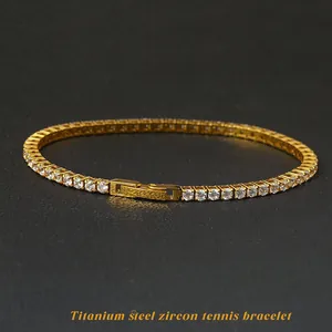 Gros plan du bracelet tennis en acier titane avec zircons et fermoir à cliquet sécurisé