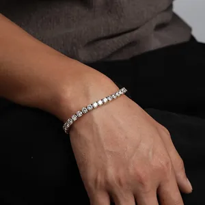Détail d'un bracelet tennis en acier argenté serti de zircons porté par un mannequin