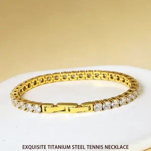 Vue détaillée du collier de tennis en acier titane plaqué or 18k avec pierres de zircon