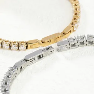 Détail macro de bracelets tennis en acier inoxydable avec zircons et fermoirs sûrs