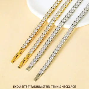 Gros plan détaillé des colliers de tennis en acier titane doré et argenté avec zircone