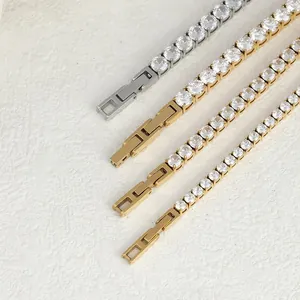 Détail de bracelets tennis classiques sertis de zircons avec fermoir à rabat sécurisé