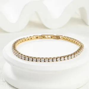 Gros plan détaillé du bracelet tennis en acier titane doré orné de zircons brillants