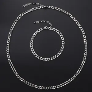 Detalle del conjunto de collar y pulsera de cadena cubana en acero pulido plateado