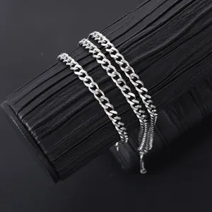 Cadena de eslabones de acero inoxidable plateado pulido para hombre y mujer en fondo negro