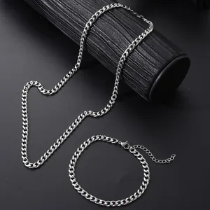 Detalle del conjunto de collar y pulsera de cadena de eslabones de acero plata