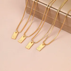 Collar dorado con colgante rectangular de alfabeto y cadena de caja para mujer