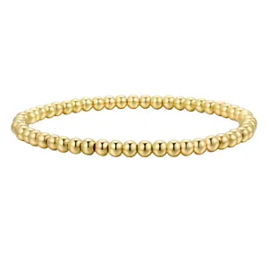 Détail de bracelets élastiques en perles dorées de 4mm et 6mm avec une finition brillante