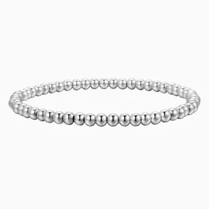 Vue détaillée du bracelet à billes argentées polies avec surface métallique lisse