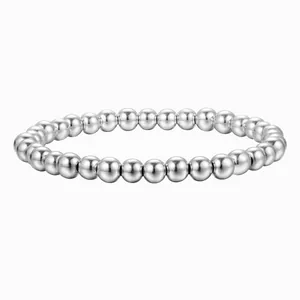 Vue détaillée de perles argentées polies de 4mm montrant la texture de ce bracelet
