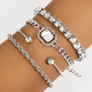 Primer plano de juego de cuatro pulseras plateadas con diamantes de imitación y metal trenzado