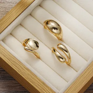 Detailweergave van drie gepolijste gouden ringen op een fluwelen sieradentray