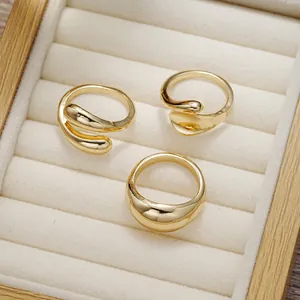 Driedelige gouden geometrische ringenset met gepolijst vloeibaar metaal en breed design