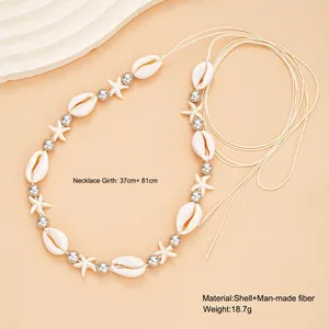 Long collier bohème avec coquillages et étoiles de mer sur élégant fond rose poudré