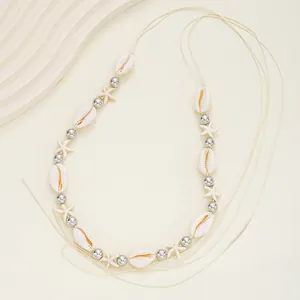 Collier de perles style océan d'été avec coquillages cauris blancs et accents d'étoile