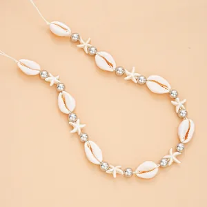 Collier de plage bohème avec coquillages naturels, étoiles et perles sur cordon blanc
